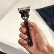 Gillette Fusion Shaving Kit con Rasoio, Schiuma da Barba e Beauty Case  🪒