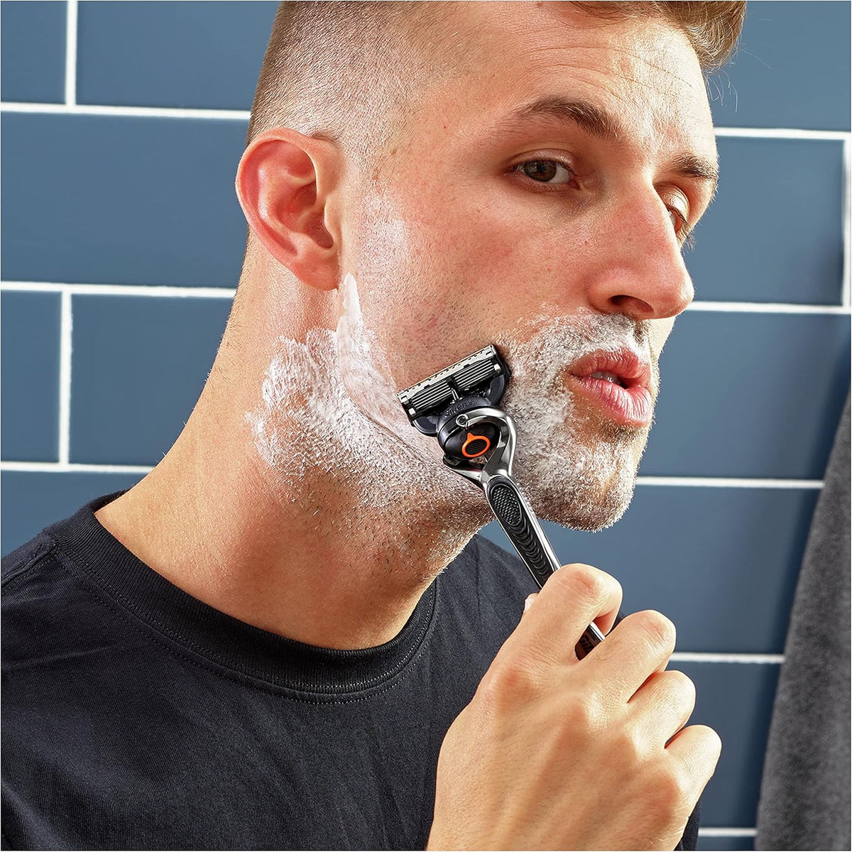 Gillette Fusion Shaving Kit con Rasoio, Schiuma da Barba e Beauty Case  🪒
